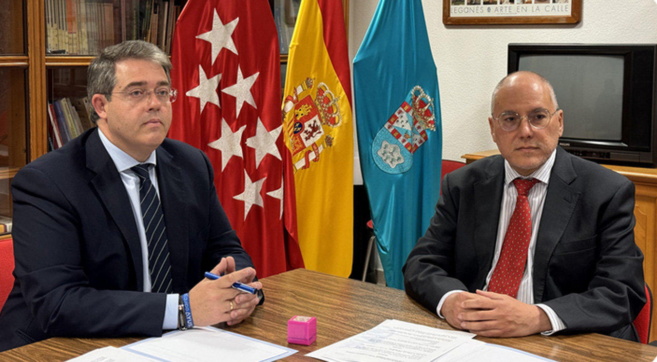 Momento de la firma del convenio entre el Ayuntamiento de Leganés y la empresa Karsan España
