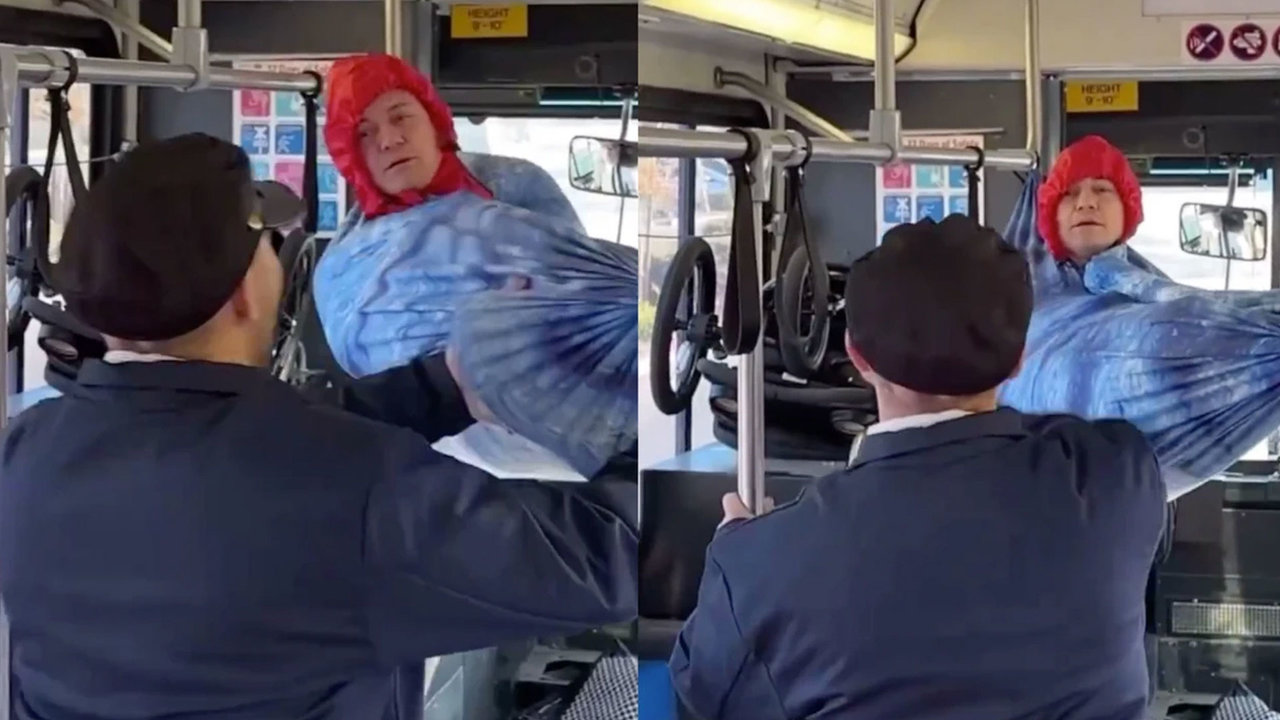 Un hombre cuelga una hamaca en un bus de Nueva York y se vuelve viral