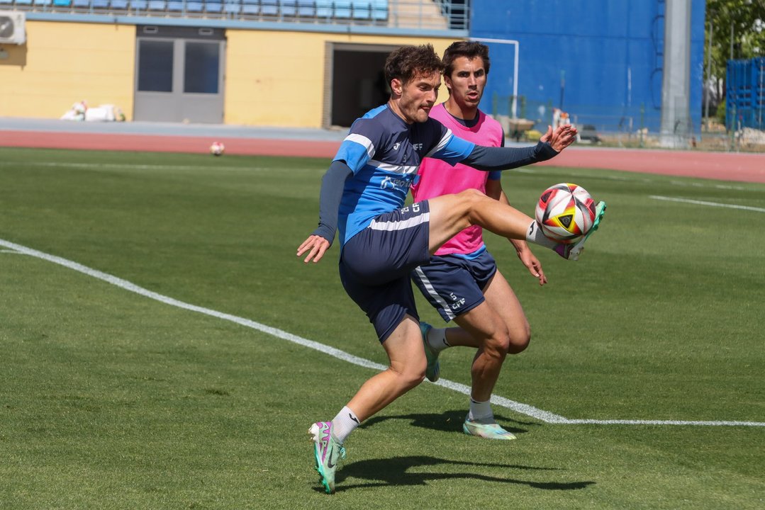 Carlos Benítez y Manu Lama entrenando esta semana | CF Fuenlabrada