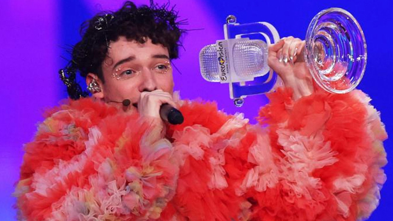 El cantante Nemo rompió por accidente el micrófono de cristal que simboliza us victoria en Eurovisión