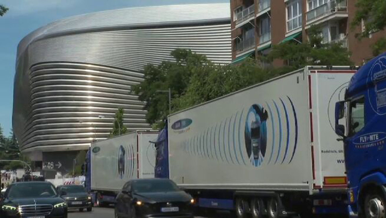 Imagen de la llegada de los camiones del concierto Taylor Swift