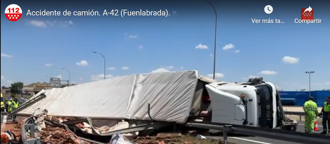 Imagen del camión atravesado en la A-42. Foto: Emergencias 112 Comunidad de Madrid