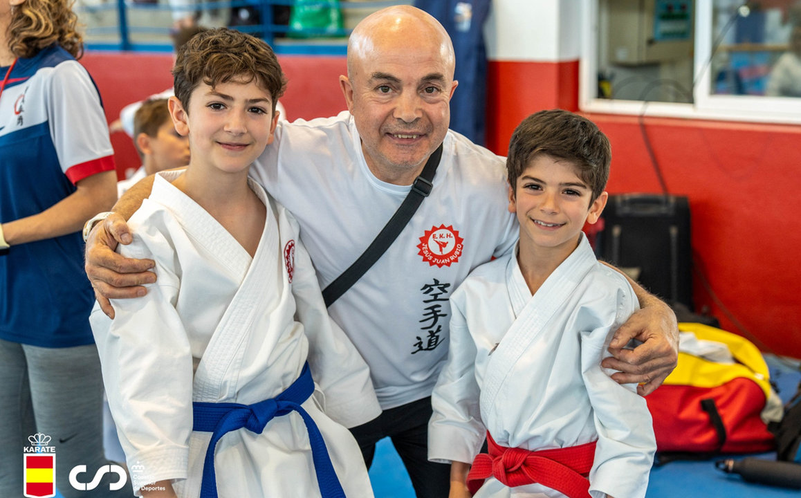 Los dos karatekas de Humanes con el director de la Escuela de Karate