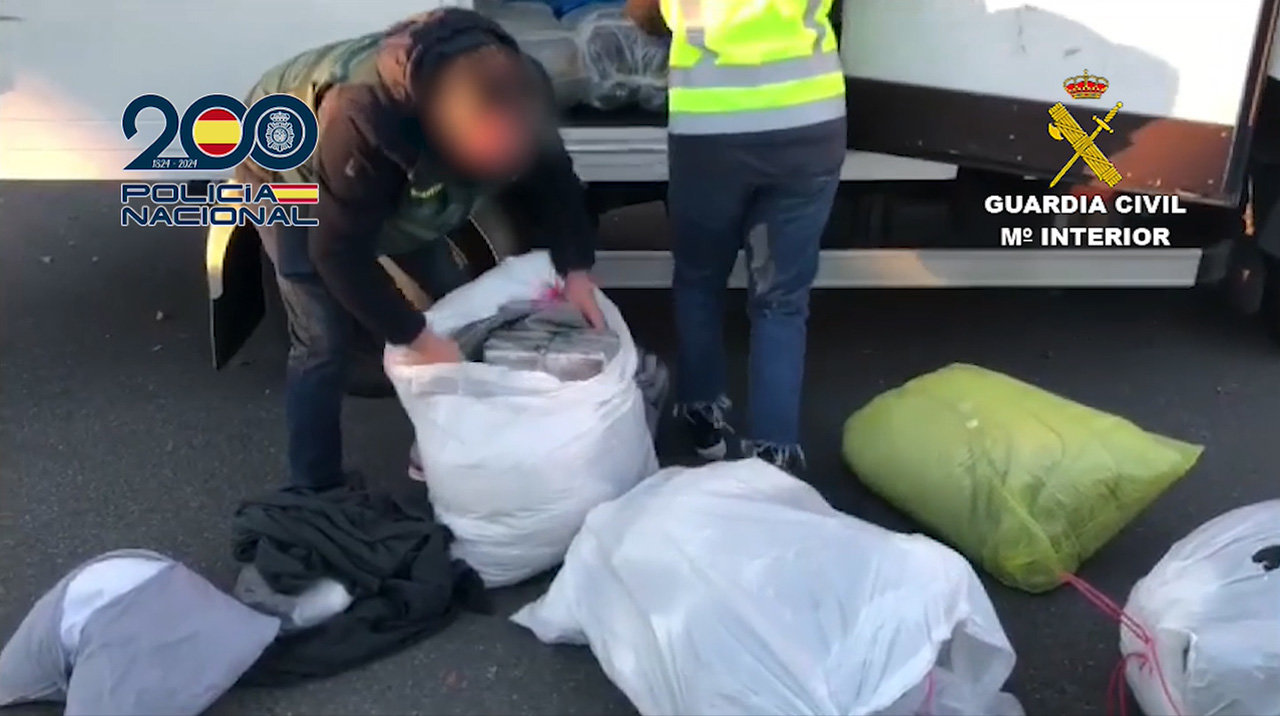 Imagen de la droga encontrada en fardos de ropa sucia en el Aeropuerto de Madrid-Barajas