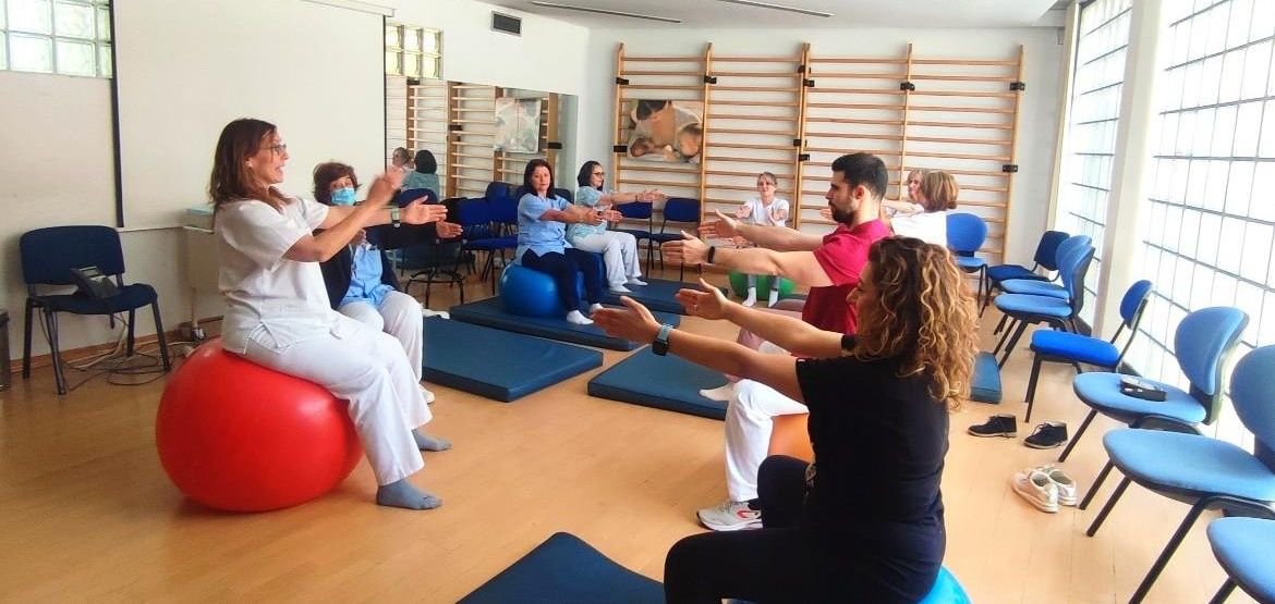 Los sanitarios del Centro de Salud Alicante en Fuenlabrada, practicando ejercicios de fisioterapia