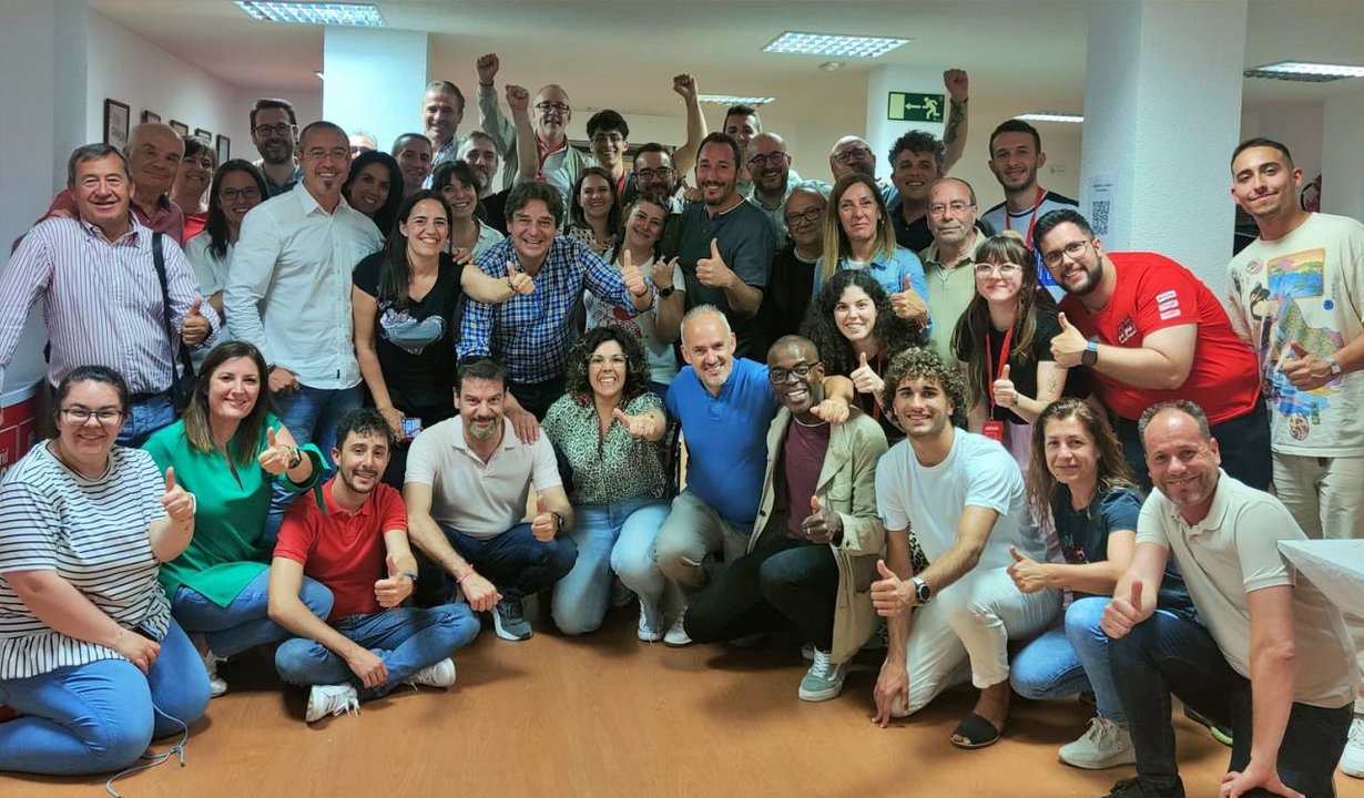 Javier Ayala junto a concejales y militantes del Psoe de Fuenlabrada, tras conocerse los resultados electorales que les daban ganadores de las europeas
