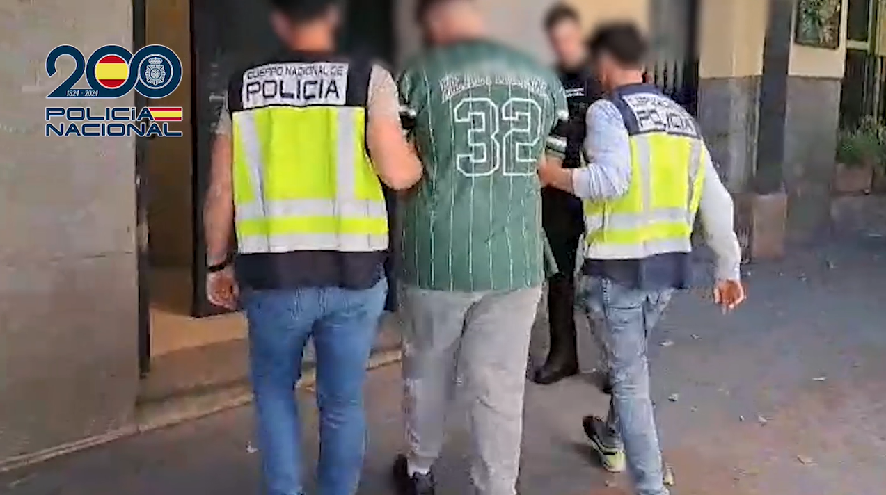 Momento de la detención de uno de los presuntos componentes de la organización criminal