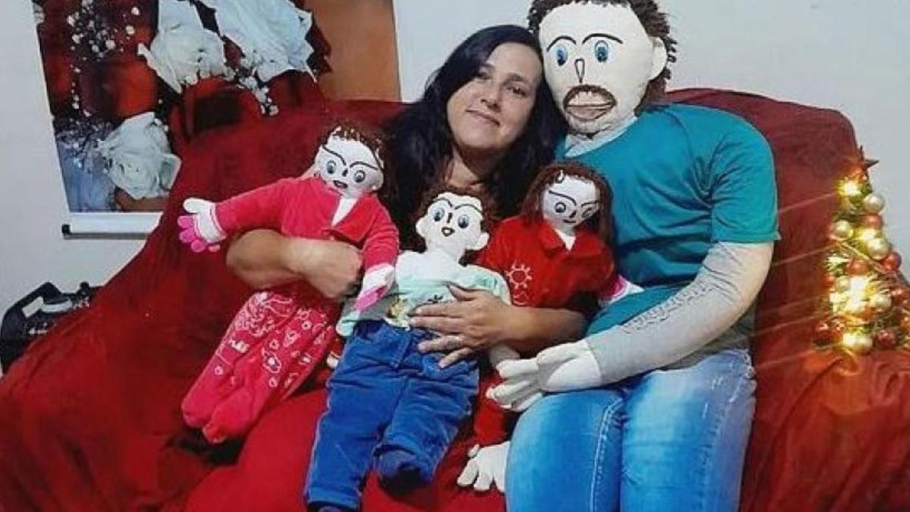 Una mujer brasileña asegura tener una vida feliz casada con un muñeco de trapo
