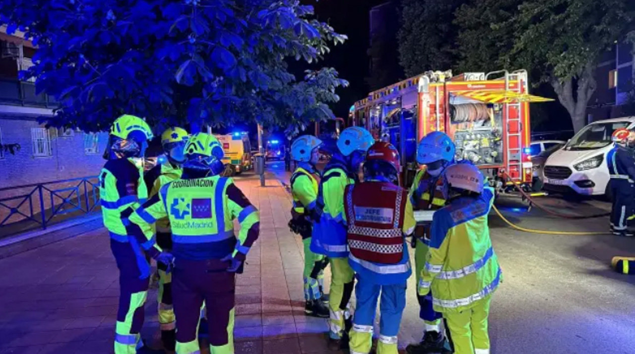 Momento de la intervención de los bomberos y las emergencias en el incendio de Getafe