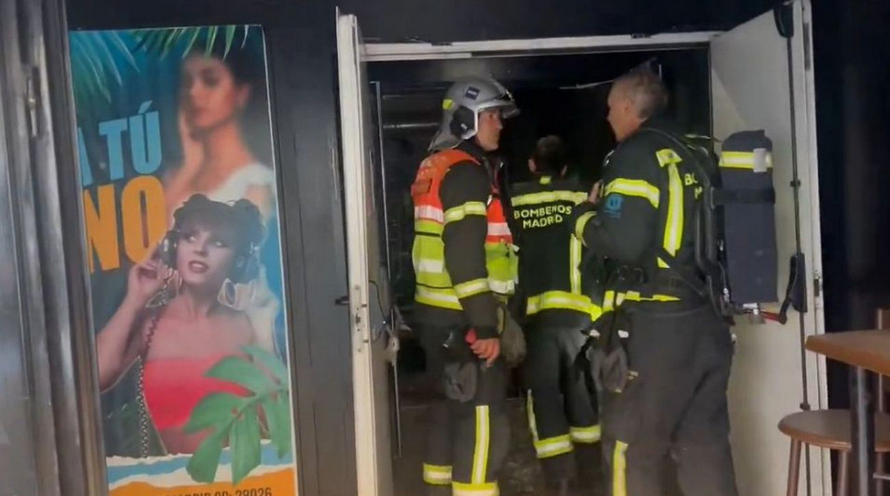 Los bomberos entrando en la discoteca calcinada