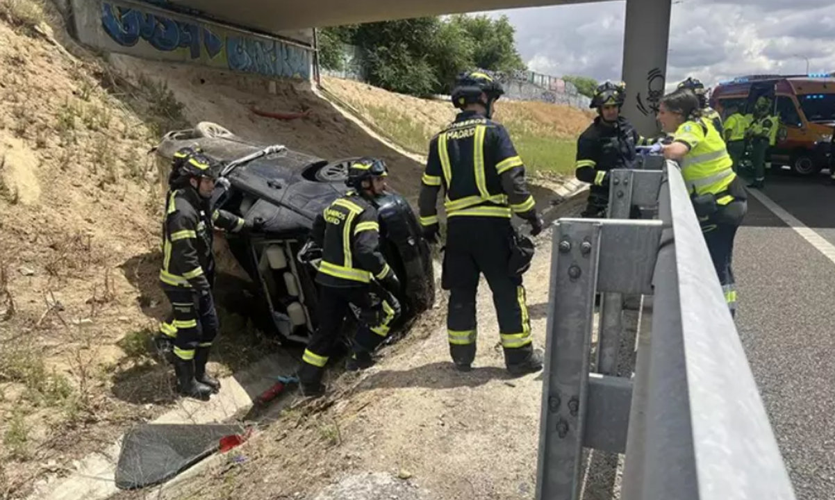 Momento de la intervención de los bomberos en la labor de retirar el coche siniestrado.