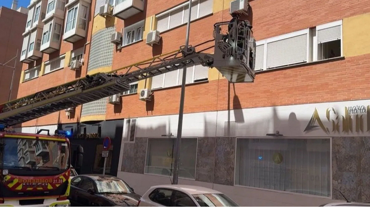 Momento del trabajo de extinción de los Bomberos en el incendio en Alcobendas