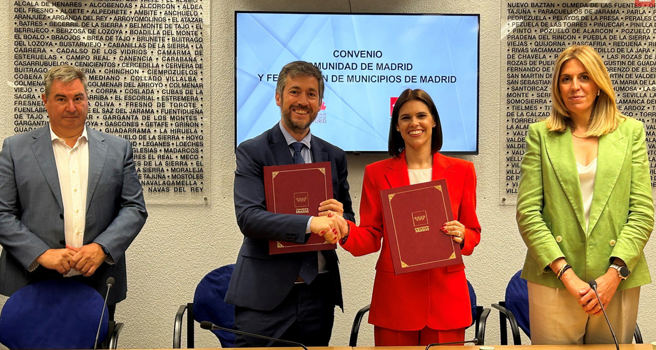 Momento de la firma del acuerdo entre la c¡omunidad de Madrid y la Federación Madrileña de Municipios