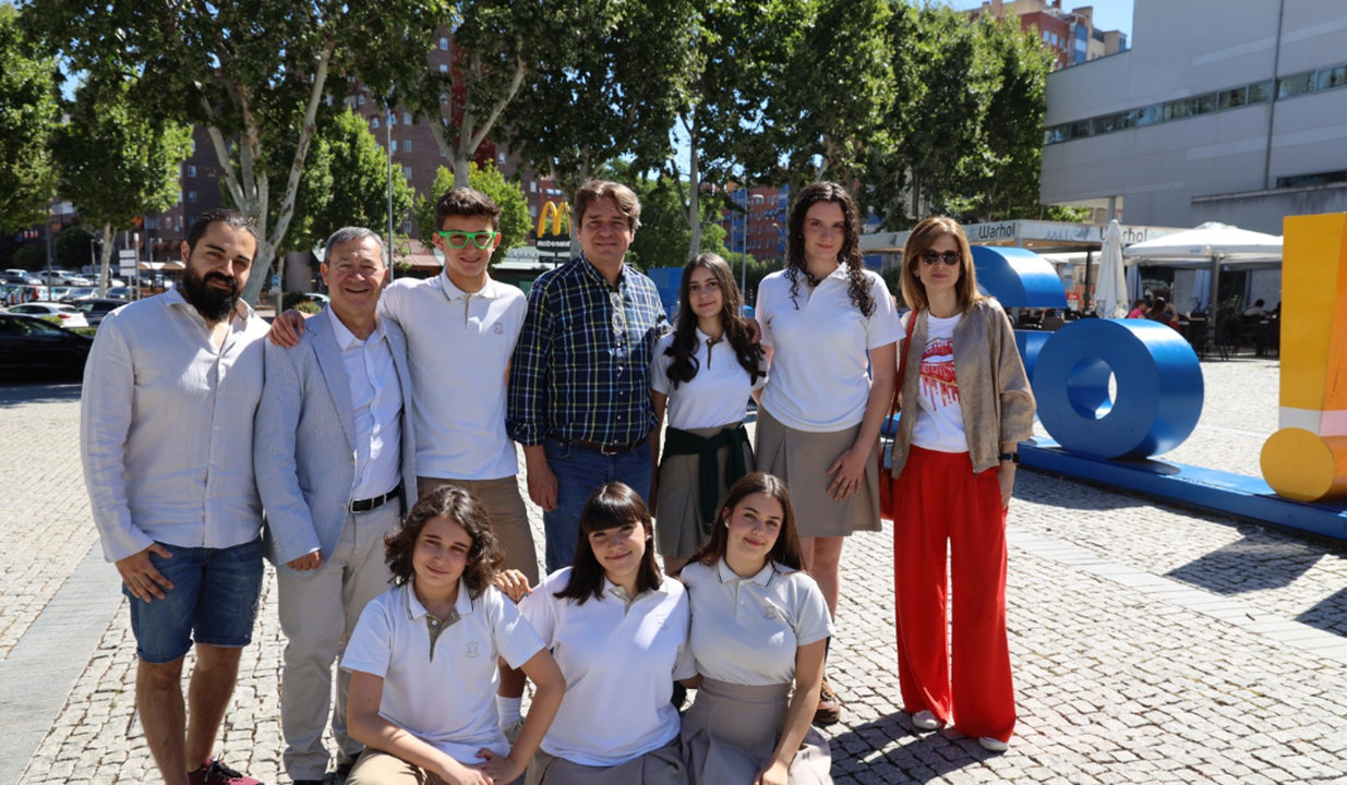 Los estudiantes del Colegio Altamira que ganaron la competición escolar de debate junto con el alcalde y el concejal de Educación de Fuenlabrada