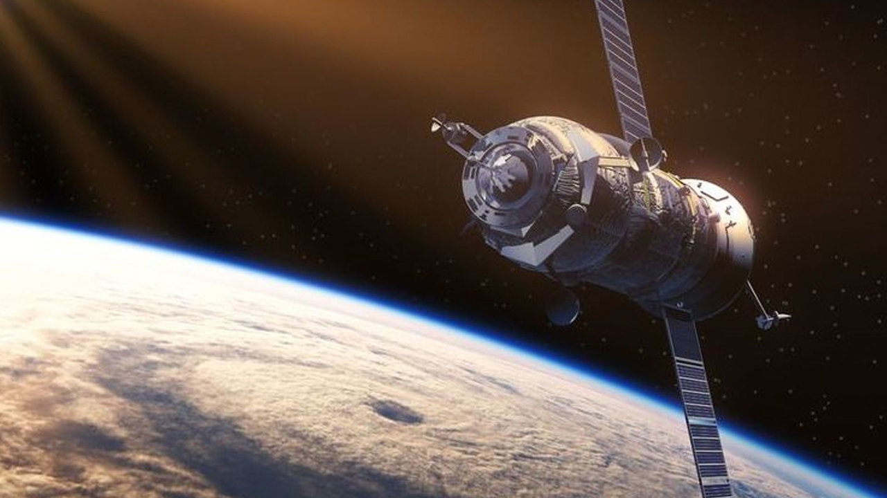 Un satélite ruso estalla en mitad del espacio y obliga a los astronautas de la ISS a refugiarse