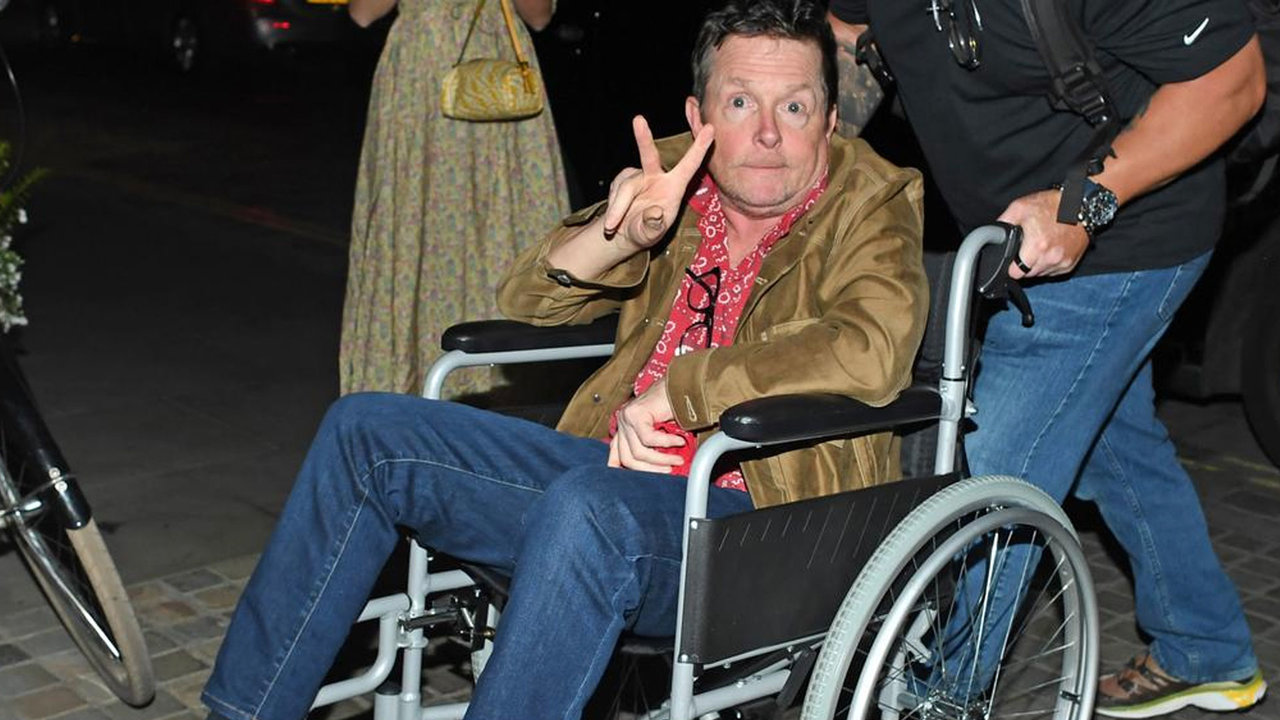 Michael J. Fox reaparece en silla de ruedas