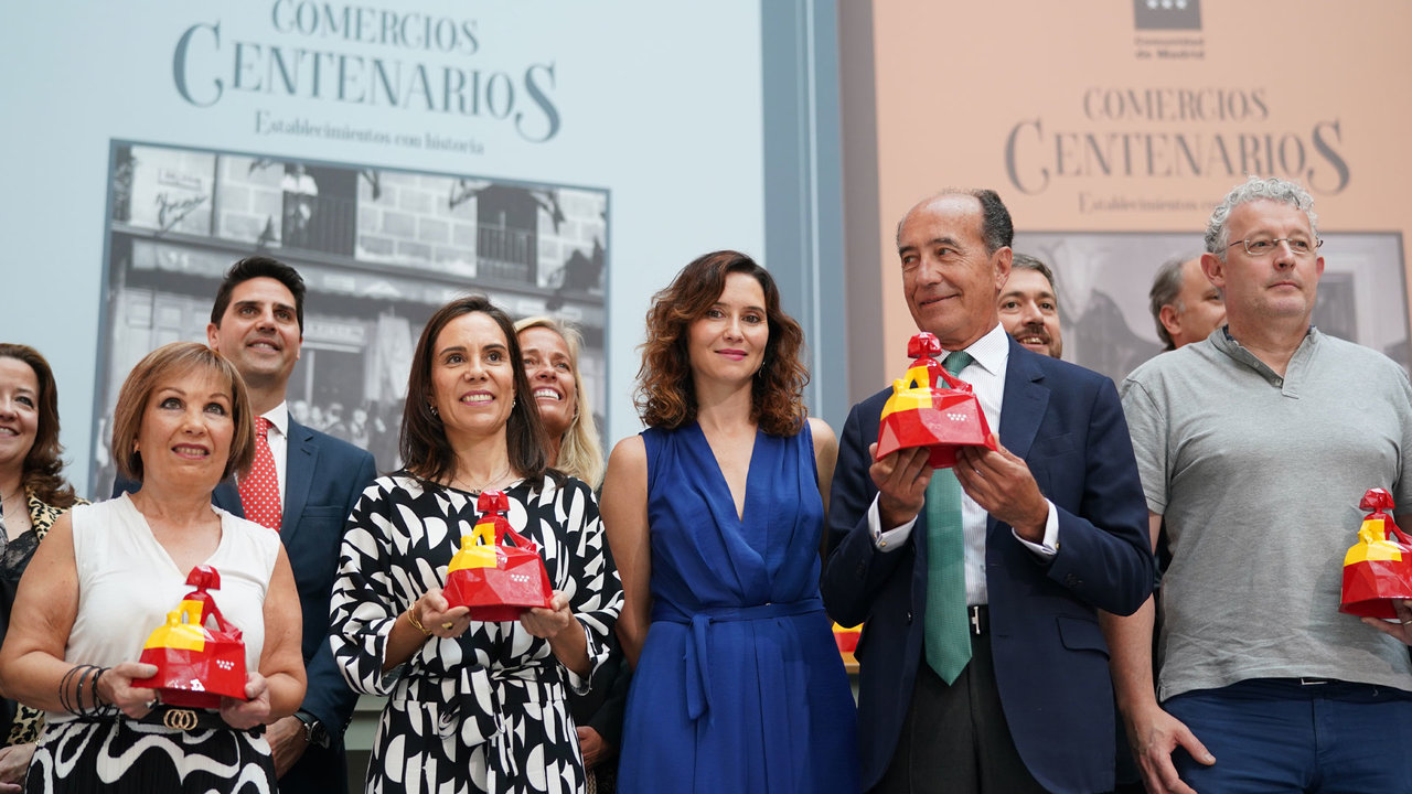 Isabel Díaz Ayuso en la entrega de estatuillas conmemorativas a comercios centenarios de Madrid