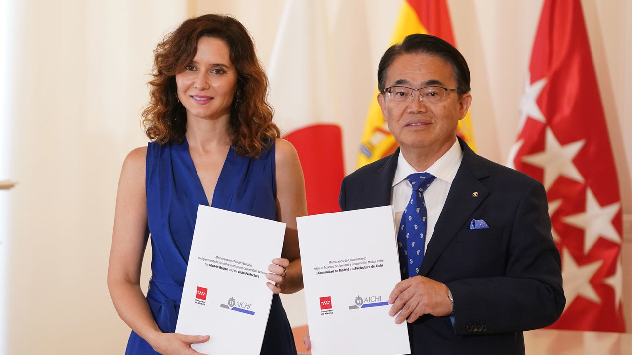 Isabel Díaz Ayuso junto con Hideaki Ohmura en la forma del convenio