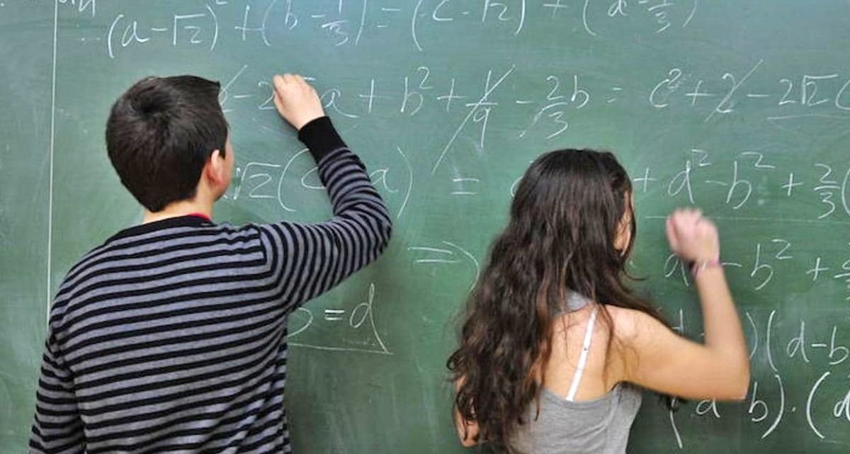 Estudiantes de matemáticas realizando ejercicios | Imagen: Rafa Molna - Las Provincias