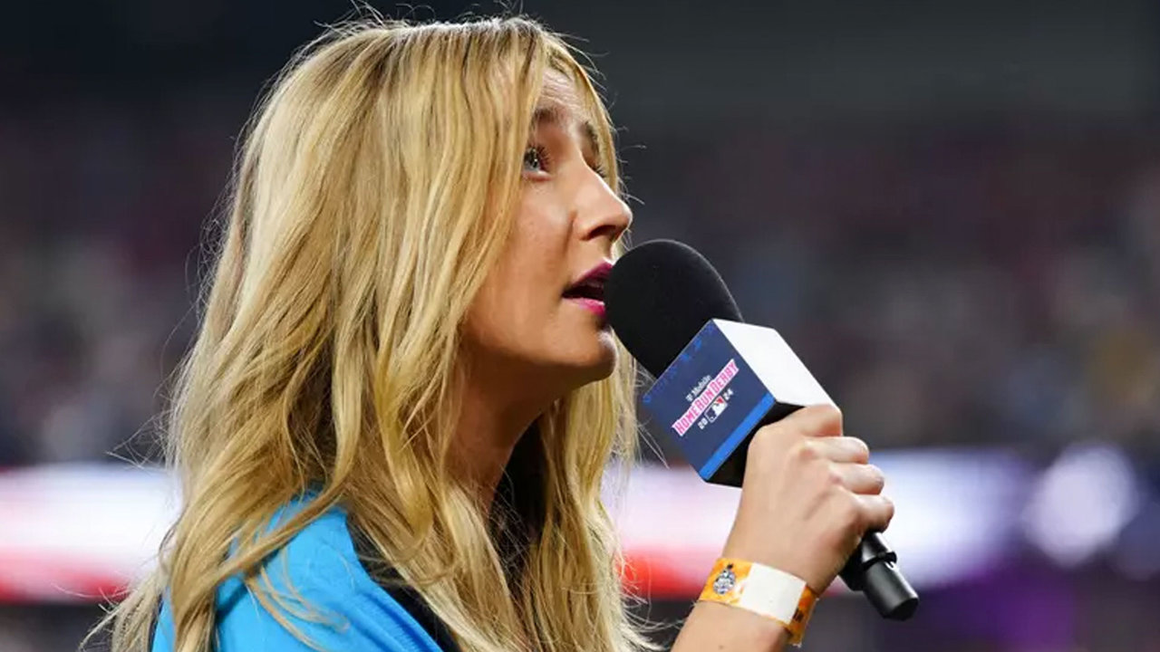 Ingrid Andress hace el ridículo cantando borracha en la Liga de Fútbol