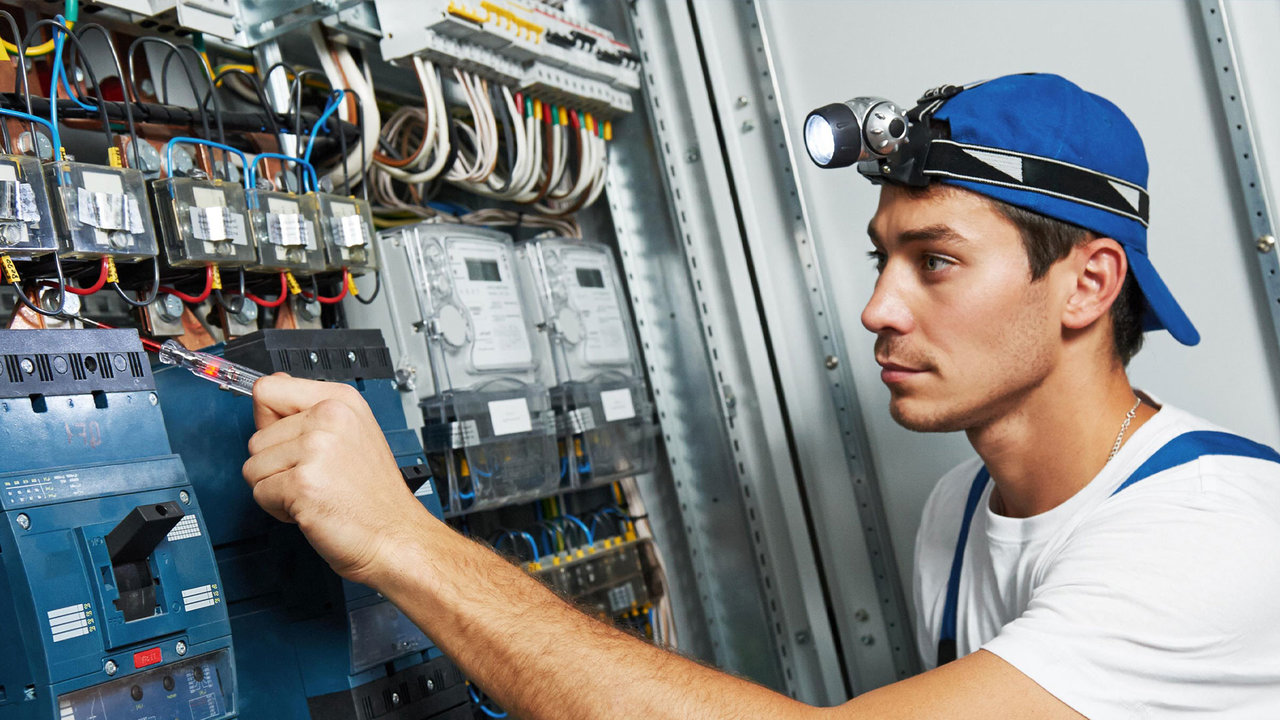 Desconfiar de los técnicos electricistas que no lleven acreditación