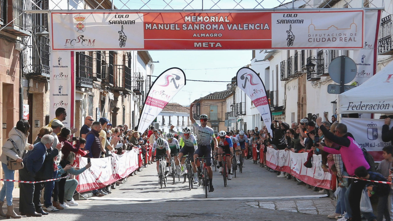 Los corredores de El Bicho- Prime Numbers cruzando la meta en la etapa reina del Memorial Manuel Sanroma