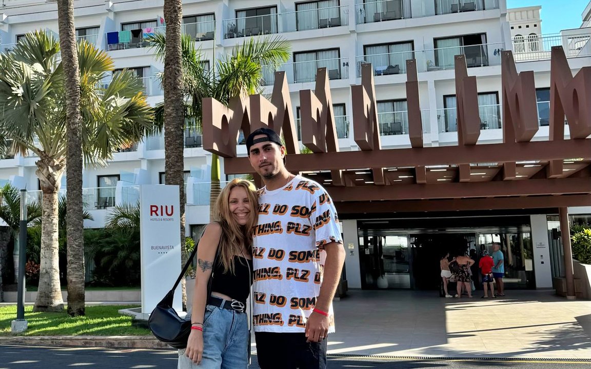 Julián Cafarelli junto a su pareja en la entrada del hotel Riu Buenavista de Tenerife | Fn