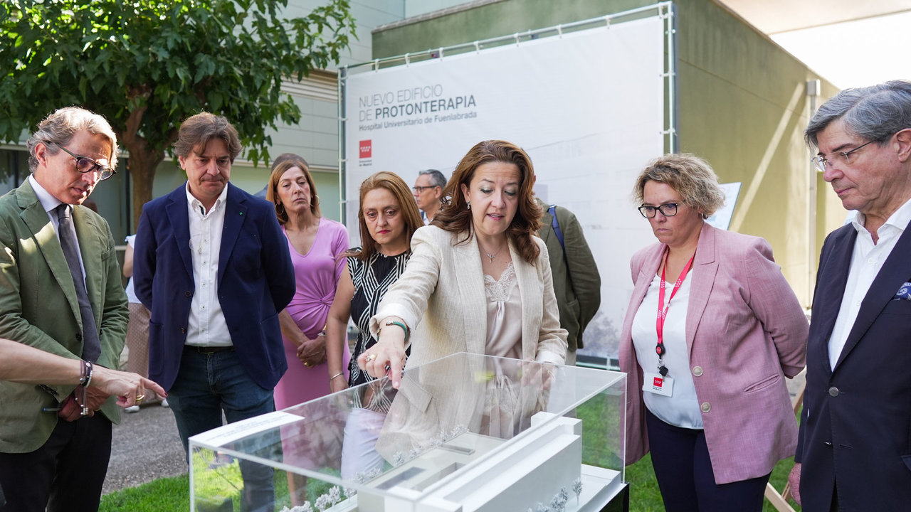 La consejera de Sanidad, Fátima Matute, visitando el Hospital de Fuenlabrada