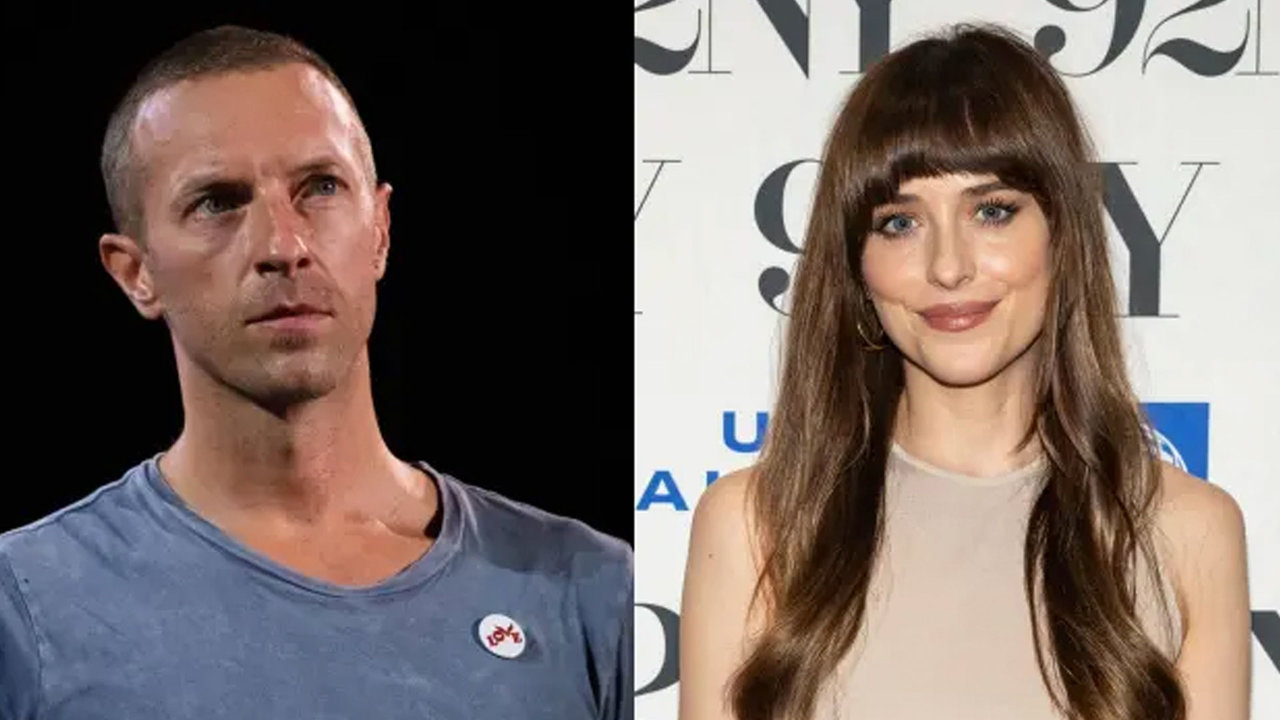 Chris Martin (izquierda), cantante y Dakota Johnson (derecha), actriz