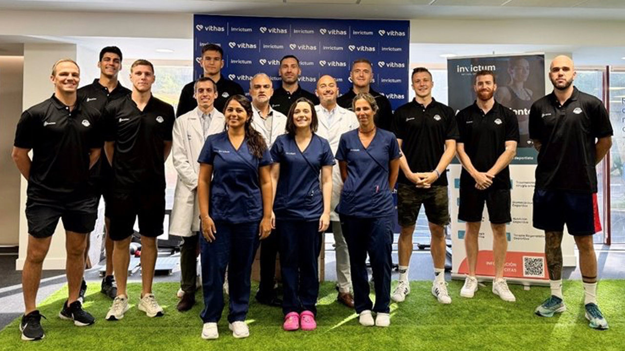 El equipo del Baloncesto Fuenlabrada junto a los profesionales del Centro Médico Invictum | Imagen: Departamento de Comunicación del Baloncesto Fuenlabrada