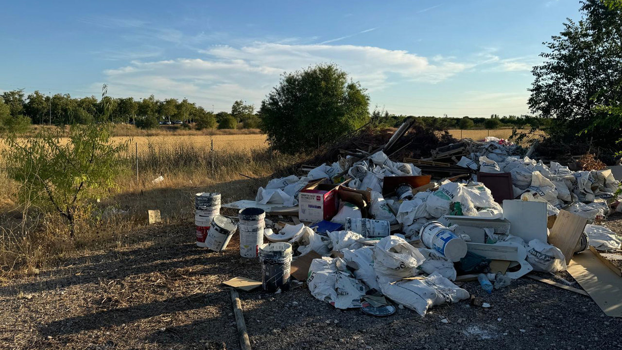 El Parque de Polvoranca amanece lleno de residuos y basura acumulada | Imagen: PSOE de Leganés