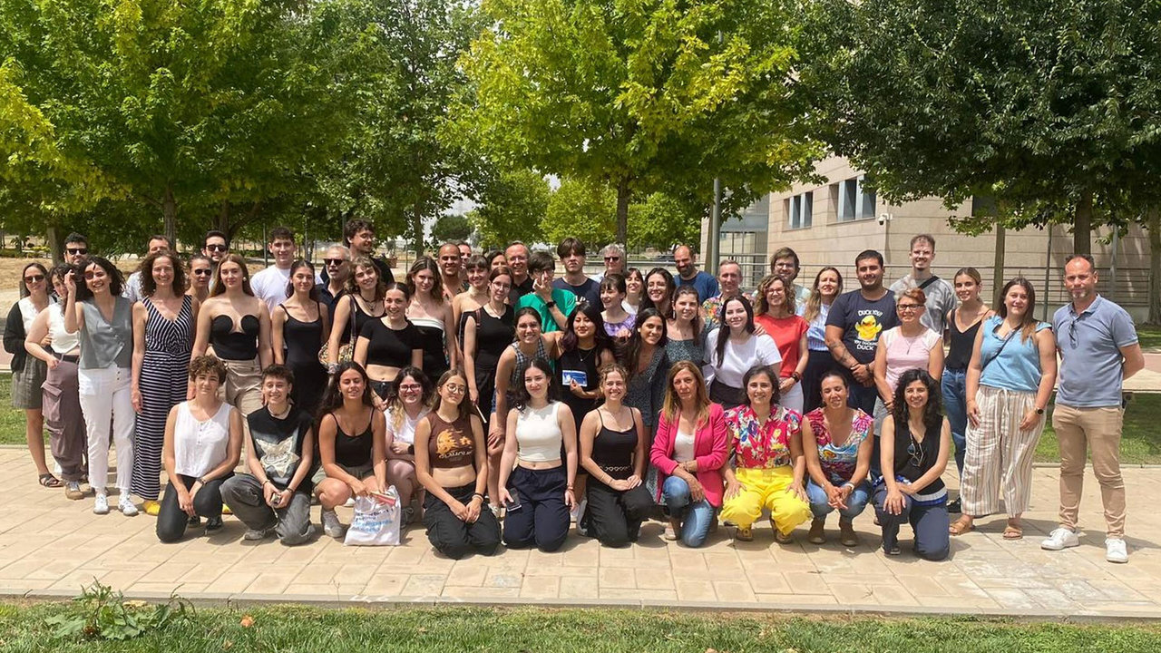 La concejala de Desarrollo Sostenible, Ana Pérez, junto a los jóvenes que participan en PlaYiin, en el campus de URJC Fuenlabrada | Imagen: Ayuntamiento de Fuenlabrada