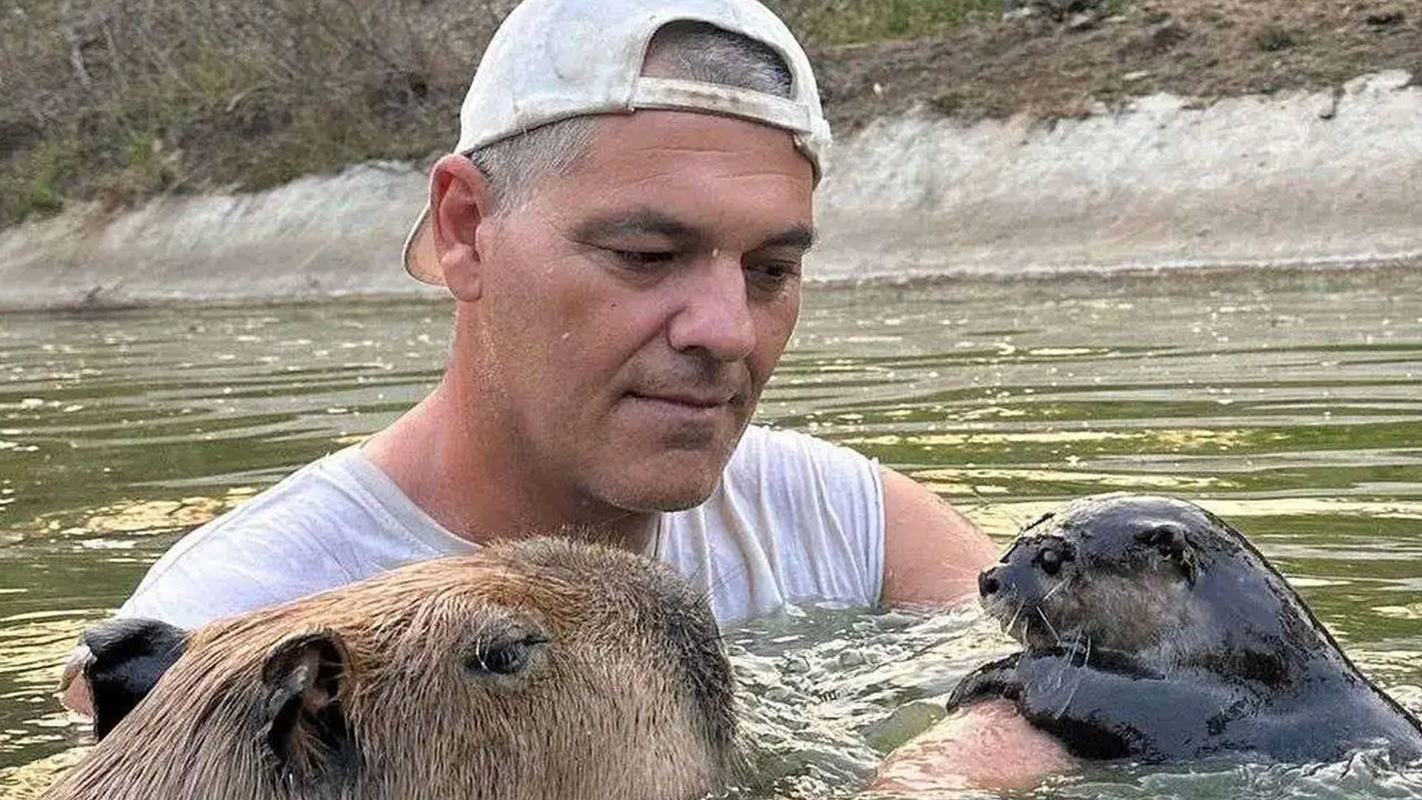 Frank Cuesta con chispas, la nutria que tenía en adopción en el Santuario Libertad | Imagen: Natural Frank en YouTube