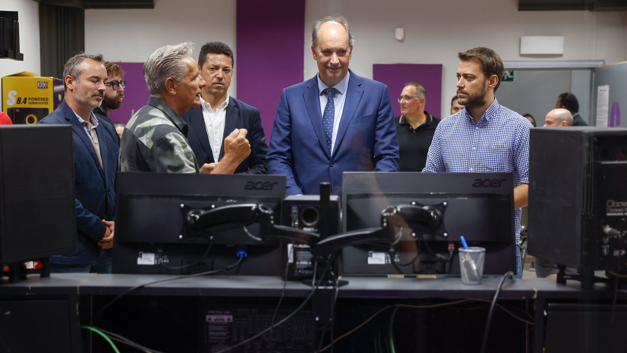 consejero de Digitalización, Miguel López-Valverde, durante su visita al centro Campus FP Emprende en Humanes de Madrid | Imagen: Comunidad de Madrid