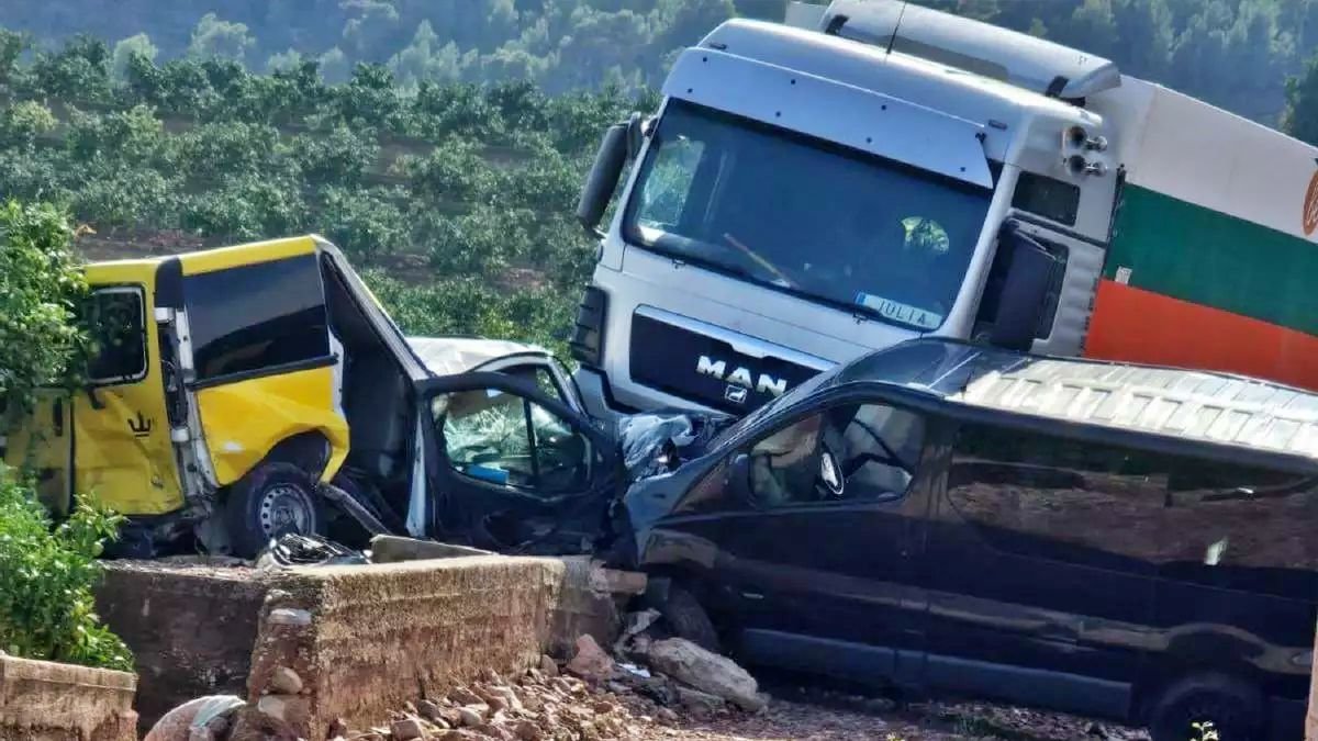 El camión tras el accidente en Benifairo les Valls | Foto: levante-emv.com