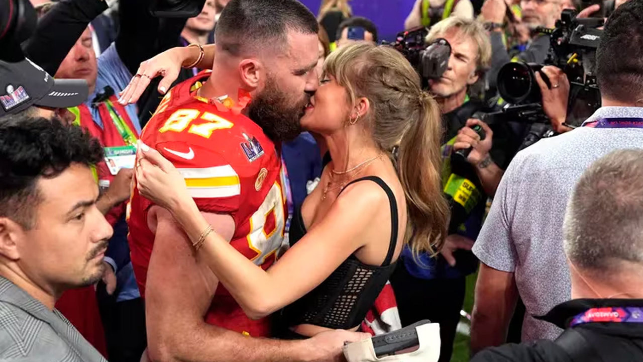 Travis Kelce, jugador de fútbol americano, y Taylor Swift, cantante pop mundial | Imagen: John Locher / AP