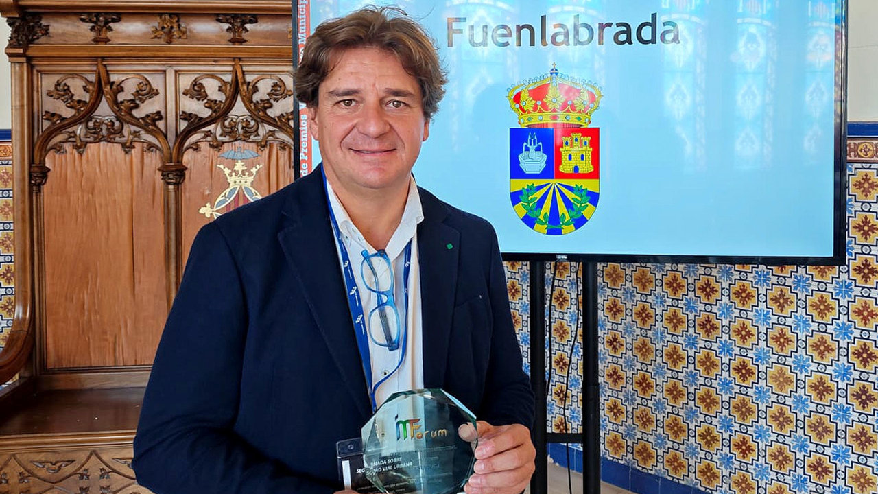 El alcalde Javier Ayala portando el premio 'Visión Zero Municipal' | Imagen: Gabinete de Prensa del Ayuntamiento de Fuenlabrada