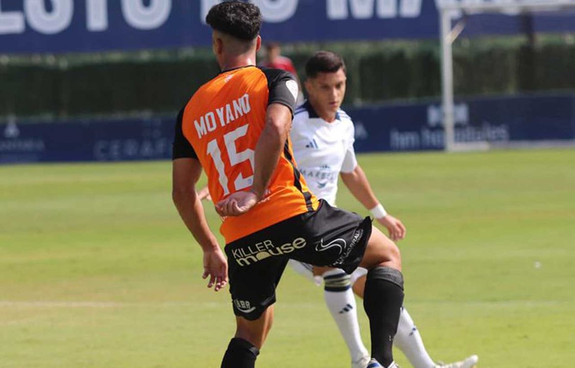 Moyano moviendo la pelota durante el partido | CF Fuenlabrada