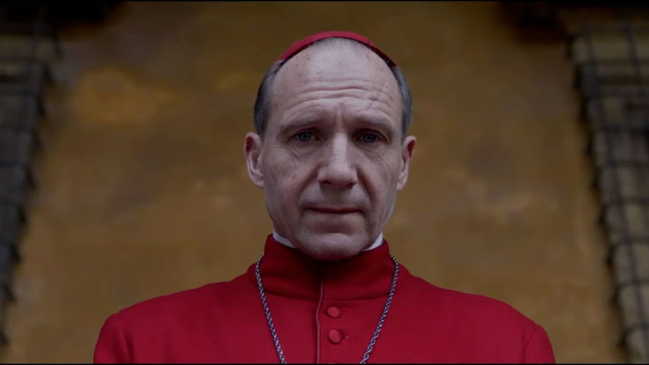 Ralph Fiennes, conocido por su papel de 'Voldemort', interpreta a un integrante del Vaticano 1 Imagen: Cónclave