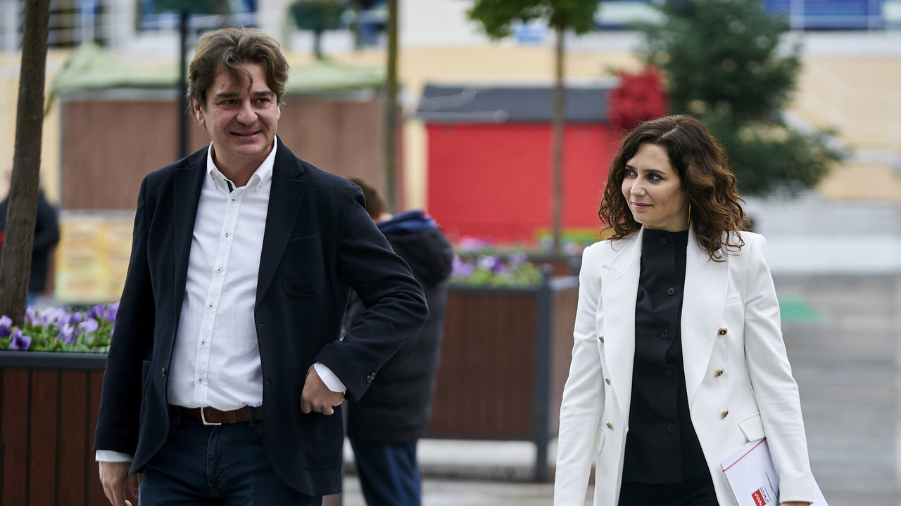 Javier Ayala, Alcalde de Fuenlabrada junto a Isabel Díaz Ayuso, presidenta de la Comunidad de Madrid, en una visita a Fuenlabrada para celebrar un consejo de Gobierno