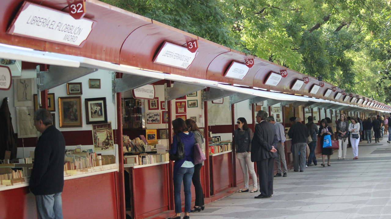 La Feria del Libro Viejo y Antiguo estará disponible en el Paseo de Recoletos | Imagen: Wikipedia (Laura Hale)