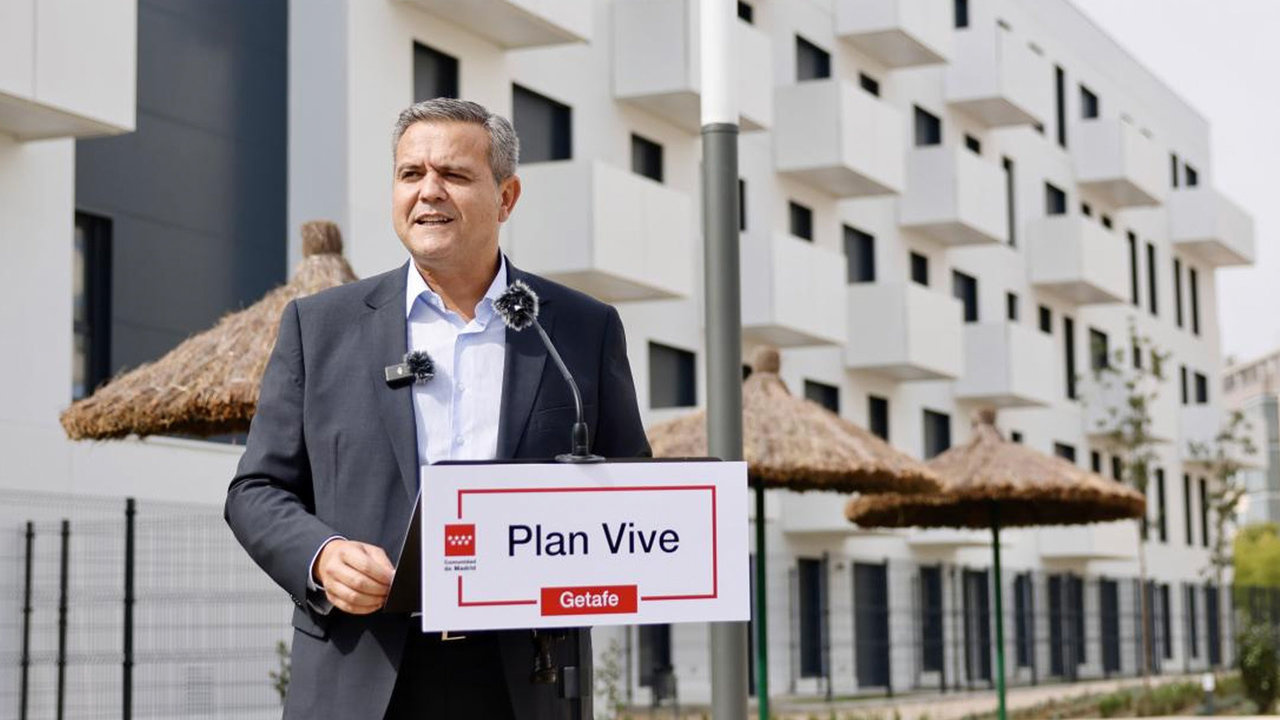 El consejero de Vivienda, Transportes e Infraestructuras, Jorge Rodrigo, en la entrega de llaves | Imagen: Comunidad de Madrid