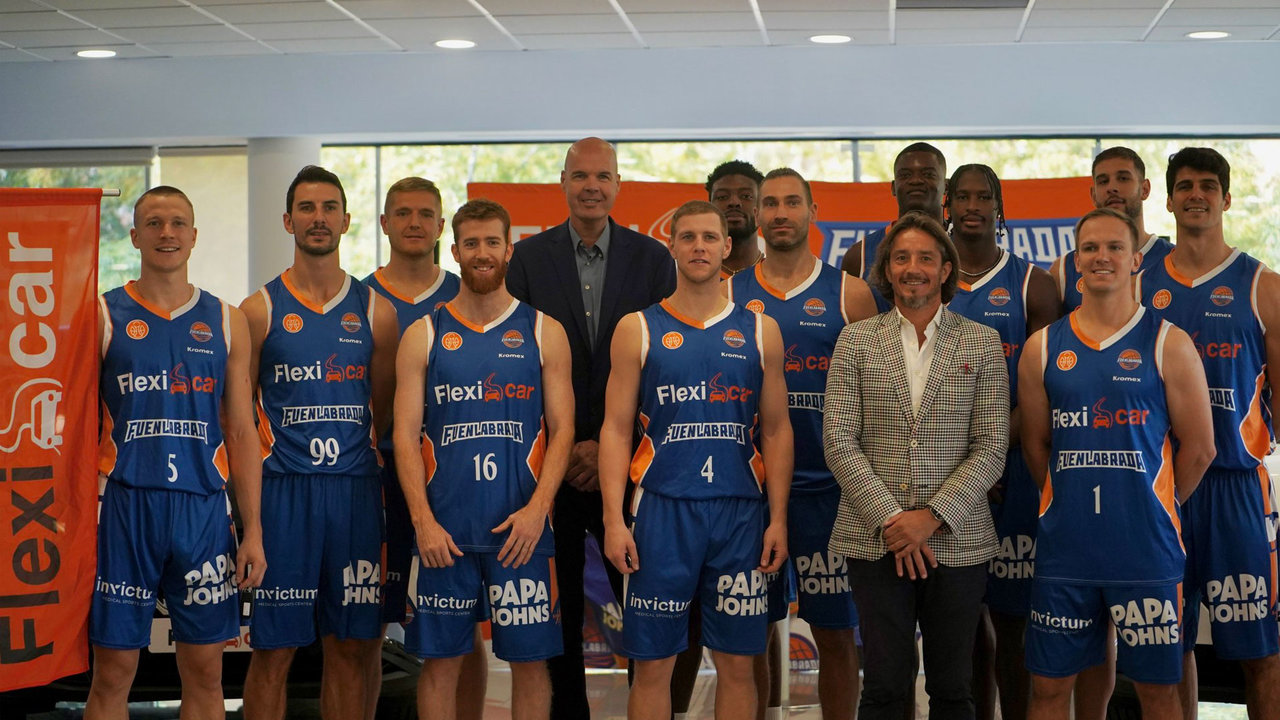 La plantilla al completo ha querido estar presente en el acto, en uno de los concesionarios de la marca | Imagen: Baloncesto Fuenlabrada