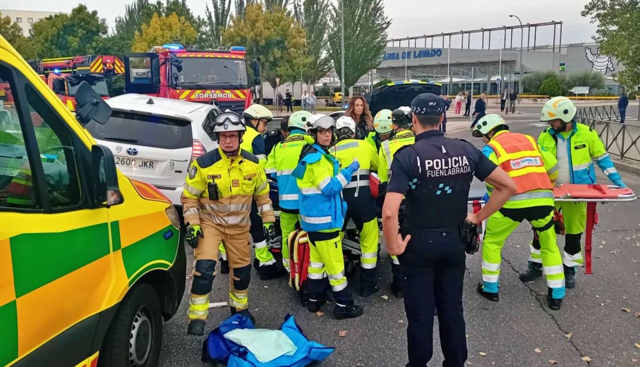 Los servicios de emergencia del 112 eescatando a la mujer atrapada debajo de un vehículo en Fuenlabrada | Imagen: 112 Madrid