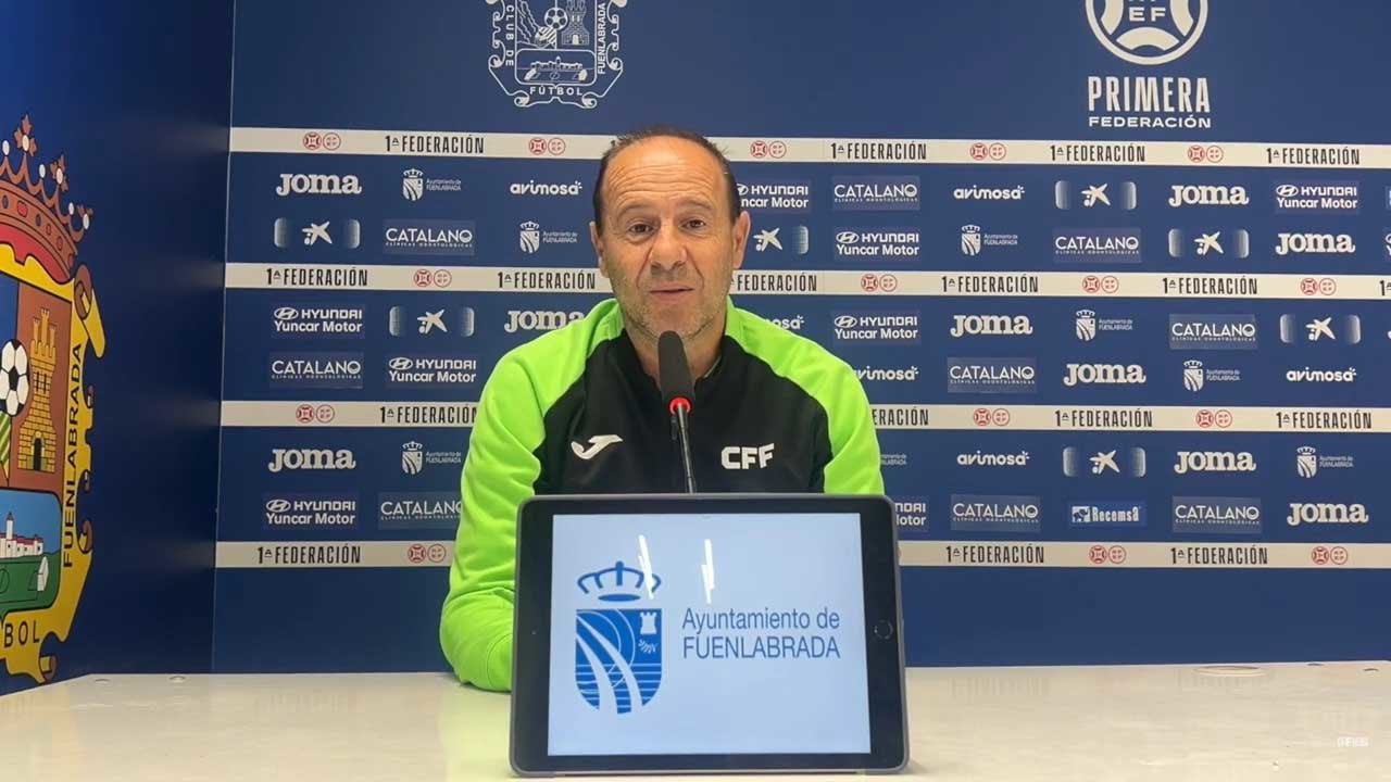 El técnico del Fuenlabrada, Alfredo Sánchez, durante la comparecencia previa al partido | CF Fuenlabrada