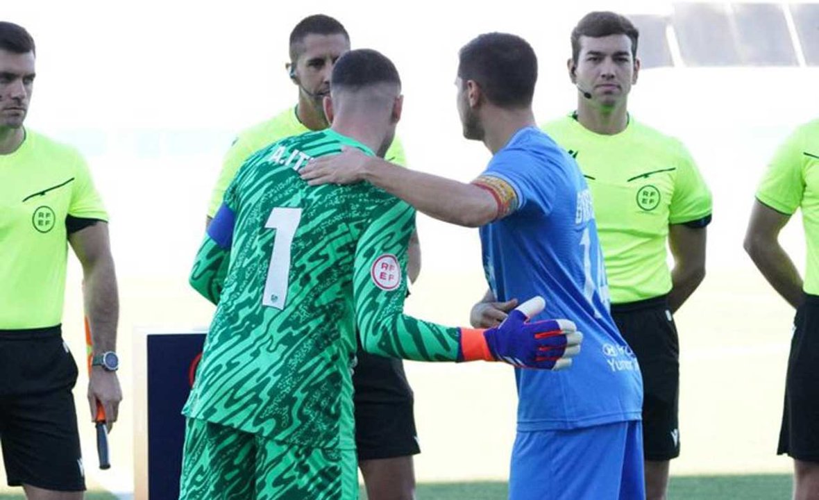 Saludo inicial entre los capitanes de Fuenlabrada y Atleti B | CF Fuenlabrada