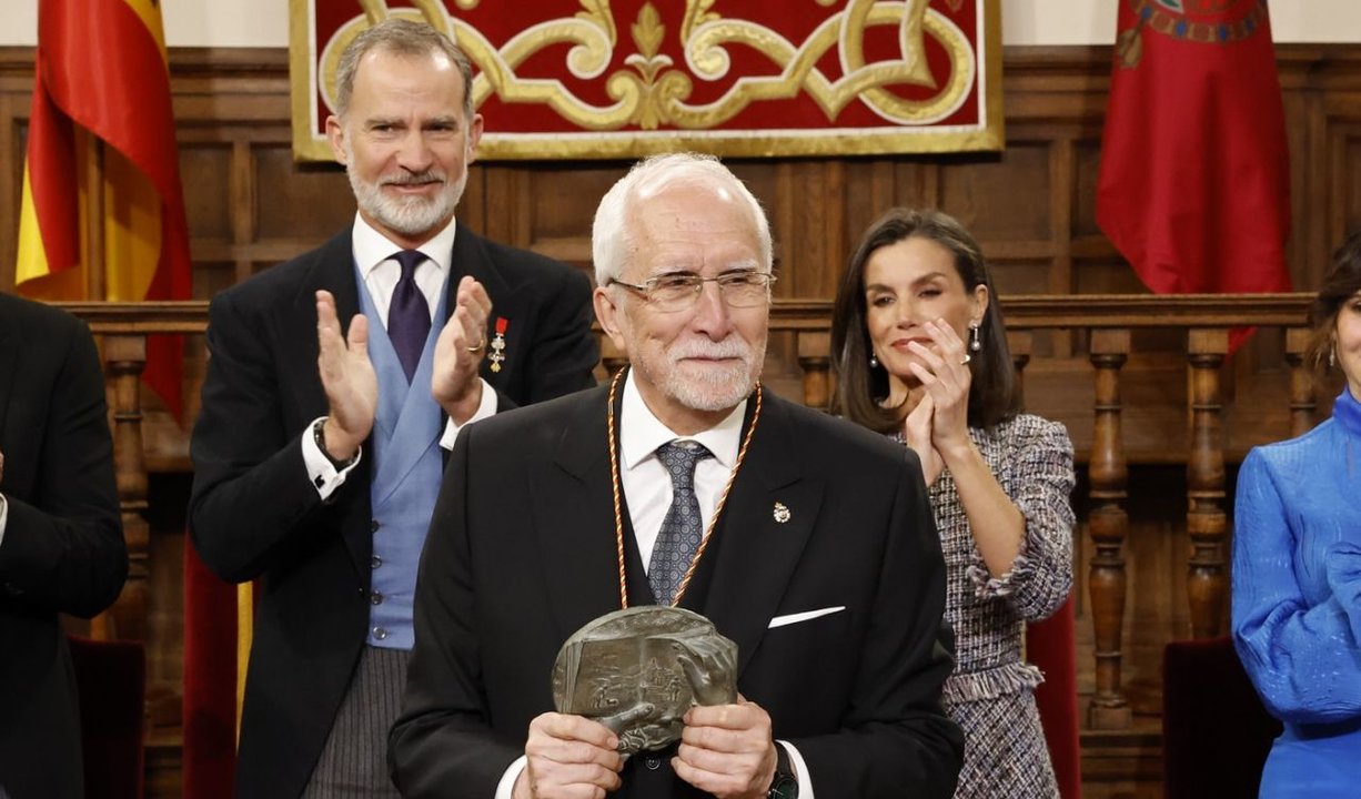 Luis Mateo Díez (Villablino, León, 1942), escritor y académico de la Real Academia Española (RAE), recibiendo el Premio Miguel de Cervantes 23/24