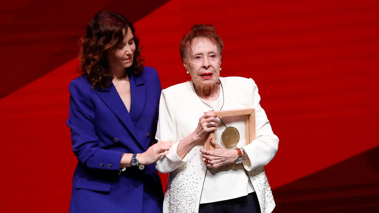 La actriz Gemma Cuervo recibe el premio emocionada de manos de Isabel Díaz Ayuso | Imagen: Agencia EFE