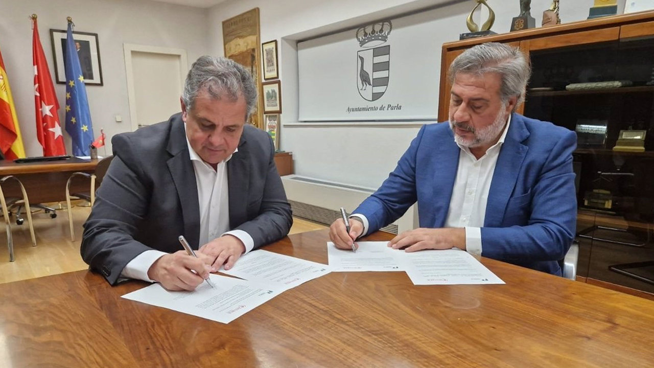 El presidente de la Cámara de Madrid, Ángel Asensio, y el alcalde de Parla, Ramón Jurado, firmando el acuerdo | Imagen: Ayuntamiento de Parla