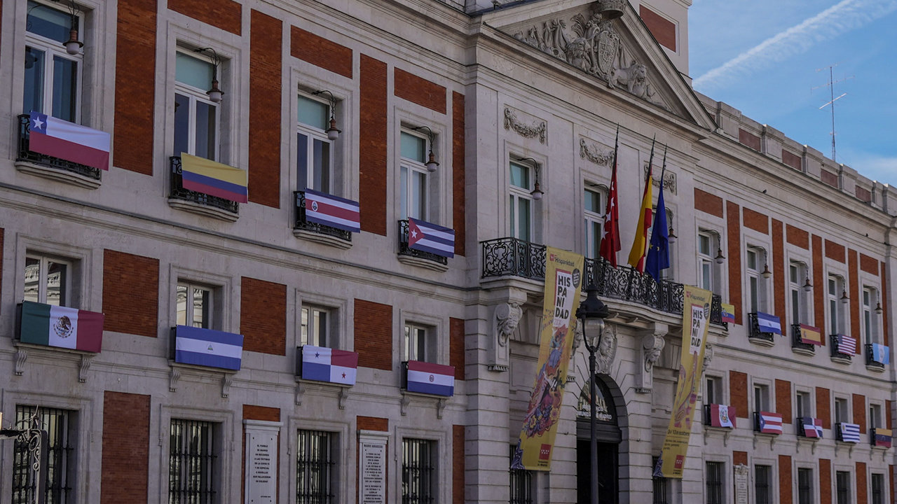 El edificio de la Puerta del Sol luce 22 banderas representando a los países participantes en 'Hispanidad 2024' | Imagen: Comunidad de Madrid